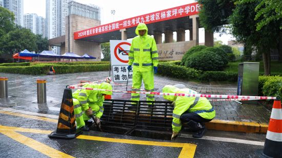 图为开展巡查排险。重庆水务环境控股集团管网有限公司供图 图为开展巡查排险。重庆水务环境控股集团管网有限公司供图