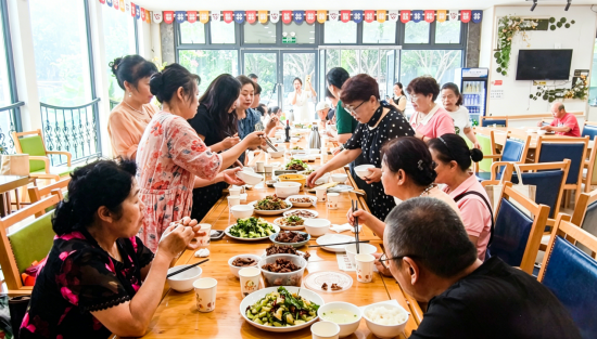 图为邻里宴活动现场。金渝社区 供图 图为邻里宴活动现场。金渝社区 供图