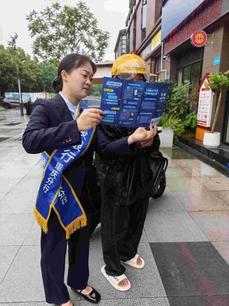 图为线下宣传现场。 图为线下宣传现场。