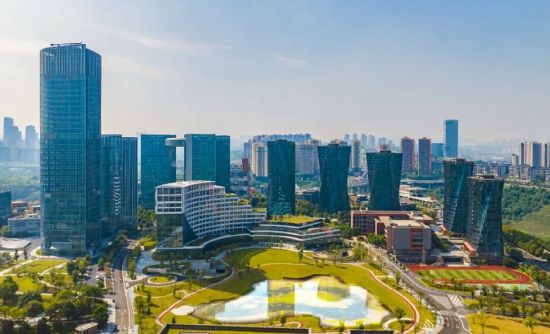 2025年9月2日,蓝天白云下的重庆仙桃国际大数据谷(无人机照片)。记者 齐岚森 摄/视觉重庆 2025年9月2日,蓝天白云下的重庆仙桃国际大数据谷(无人机照片)。记者 齐岚森 摄/视觉重庆