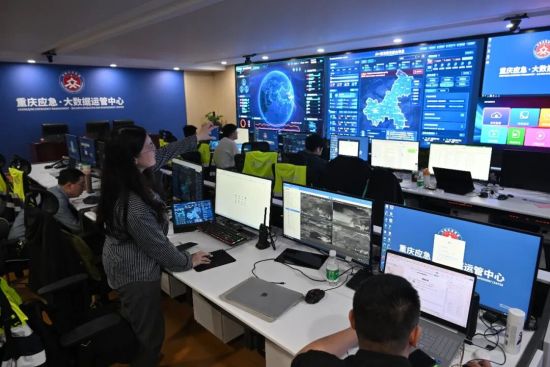 5月18日,重庆市应急管理局,工作人员依托数字应急大屏,实时查看防汛监测数据。记者 刘力 摄/视觉重庆 5月18日,重庆市应急管理局,工作人员依托数字应急大屏,实时查看防汛监测数据。记者 刘力 摄/视觉重庆