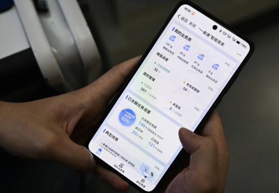 5月13日,永川区中山路街道玉清社区,社区工作人员通过手机将办理事项上报“一表通”。记者 崔力 摄/视觉重庆 5月13日,永川区中山路街道玉清社区,社区工作人员通过手机将办理事项上报“一表通”。记者 崔力 摄/视觉重庆