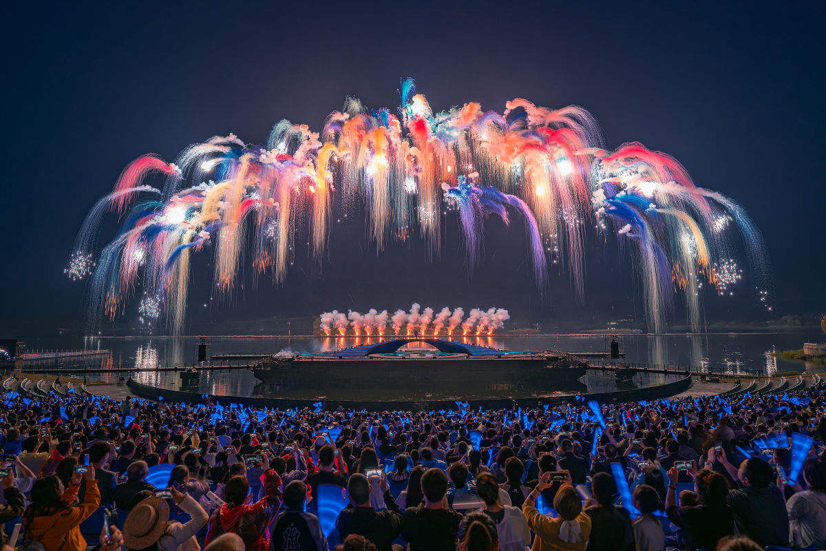 图为往期“七彩祥云”画面。重庆天空剧院 供图 图为往期“七彩祥云”画面。重庆天空剧院 供图