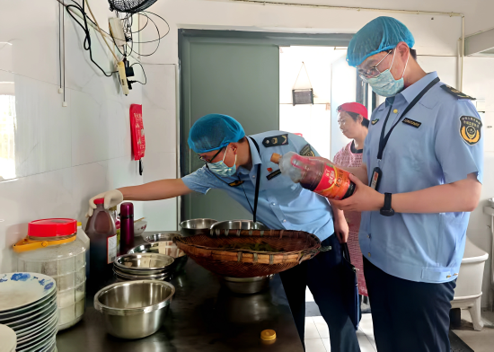 图为执法人员在一家养老机构食堂检查食材质量和后厨卫生状况。涪陵区市场监管局供图 图为执法人员在一家养老机构食堂检查食材质量和后厨卫生状况。涪陵区市场监管局供图