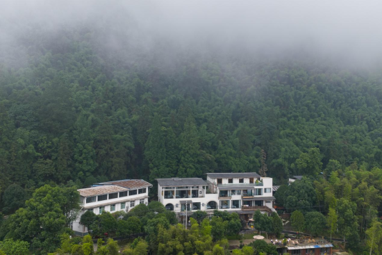 ▲6月12日,重庆北碚缙云山层峦叠翠,白墙黛瓦的民宿掩映其间。何蓬磊 摄 ▲6月12日,重庆北碚缙云山层峦叠翠,白墙黛瓦的民宿掩映其间。何蓬磊 摄