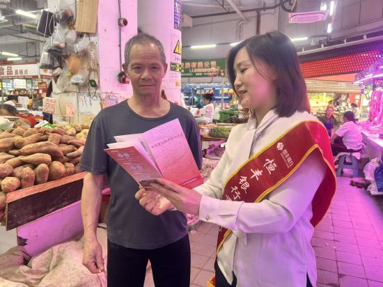 图为工作人员为居民讲解金融安全知识。 恒丰银行重庆渝北支行供图 图为工作人员为居民讲解金融安全知识。 恒丰银行重庆渝北支行供图