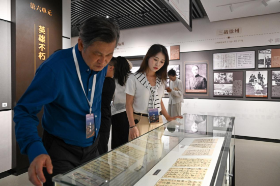 图为“90后”海外侨胞、韩国川渝总商会重庆代表陈芷仪(右)在张自忠将军纪念馆内参访。何蓬磊 摄 图为“90后”海外侨胞、韩国川渝总商会重庆代表陈芷仪(右)在张自忠将军纪念馆内参访。何蓬磊 摄