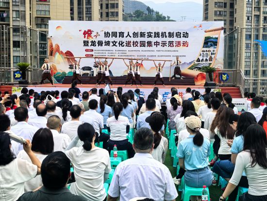 图为非遗龙骨坡抬工号子等文艺展演精彩亮相。 董存春 摄 图为非遗龙骨坡抬工号子等文艺展演精彩亮相。 董存春 摄