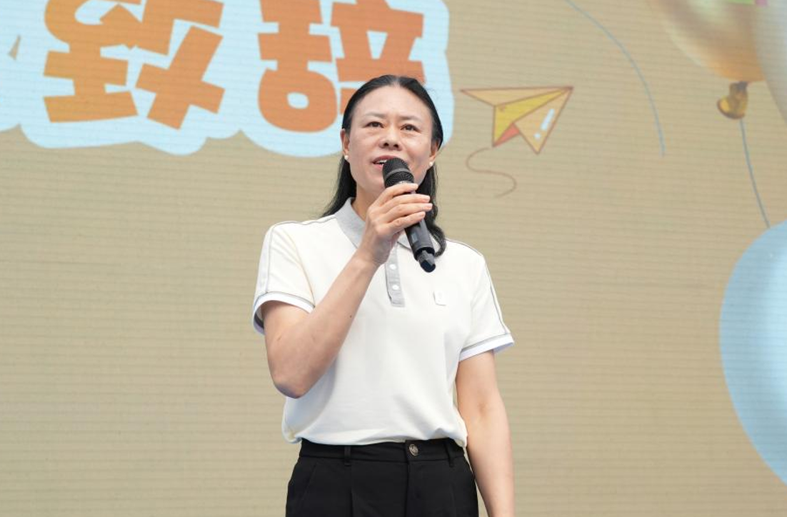 图为渝北实验小学校党总支书记谌清淑致辞。渝北实验小学校供图 图为渝北实验小学校党总支书记谌清淑致辞。渝北实验小学校供图