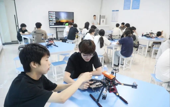 图为无人机应用技术专业学生上课现场。田华平 摄 图为无人机应用技术专业学生上课现场。田华平 摄