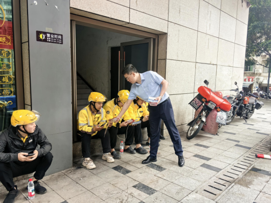 图为工作人员向快递员讲解金融知识。中国银行重庆市分行供图 图为工作人员向快递员讲解金融知识。中国银行重庆市分行供图