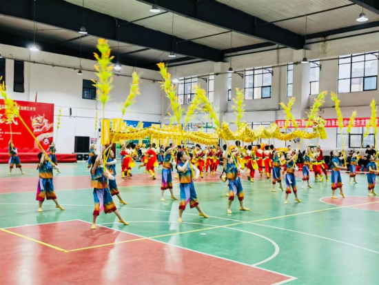 图为铜梁区舞龙比赛现场。金龙小学 供图 图为铜梁区舞龙比赛现场。金龙小学 供图