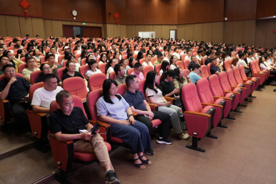 图为校企党员们在听党课。钱宇阳 摄 图为校企党员们在听党课。钱宇阳 摄