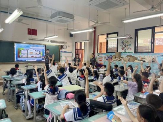 燃气安全宣传进学校。重庆燃气集团供图 燃气安全宣传进学校。重庆燃气集团供图