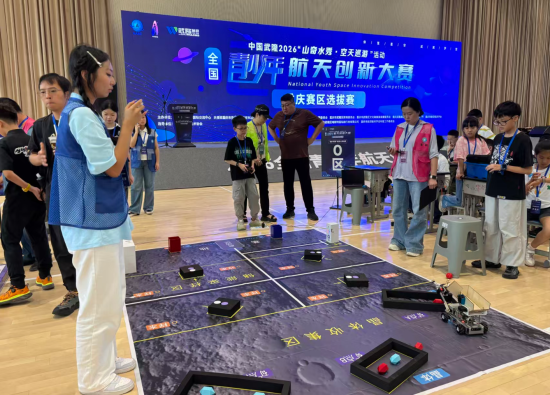 图为比赛现场 图为比赛现场
