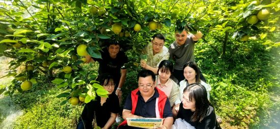图为腊烛村开展“三农”政策宣讲活动。 万州区委宣传部供图 图为腊烛村开展“三农”政策宣讲活动。 万州区委宣传部供图
