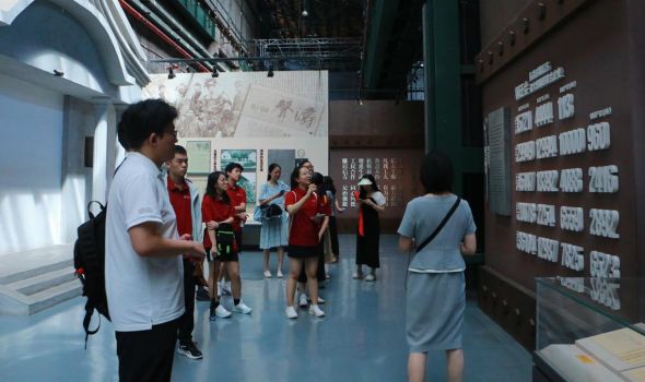 图为北大师生暑期实践活动走进重庆工业博物馆。马佳欣 摄 图为北大师生暑期实践活动走进重庆工业博物馆。马佳欣 摄