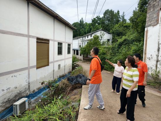 图为驻守地质工程师与群测群防员在巫山县巫峡镇白泉村王家屋场滑坡点上开展巡查。 鲁作炳 摄 图为驻守地质工程师与群测群防员在巫山县巫峡镇白泉村王家屋场滑坡点上开展巡查。 鲁作炳 摄