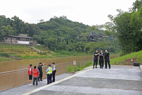 图为江津区公安局民警和镇街工作人员在笋溪河边开展防溺水工作。主办方 供图 图为江津区公安局民警和镇街工作人员在笋溪河边开展防溺水工作。主办方 供图