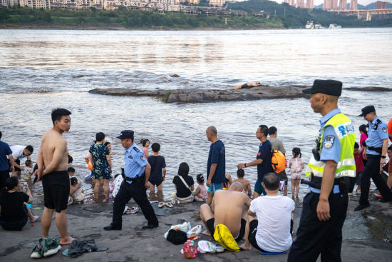 图为大渡口区红旭水上救援队与公安民警在滑石滩长江水域开展巡逻。主办方 供图 图为大渡口区红旭水上救援队与公安民警在滑石滩长江水域开展巡逻。主办方 供图