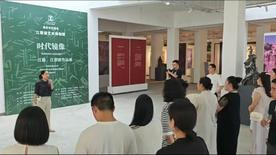图为观众参展现场。马雯婧 摄 图为观众参展现场。马雯婧 摄