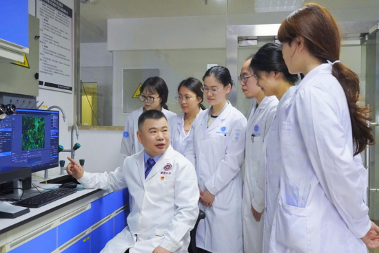 图为教师对学生进行指导。 重医口腔供图 图为教师对学生进行指导。 重医口腔供图