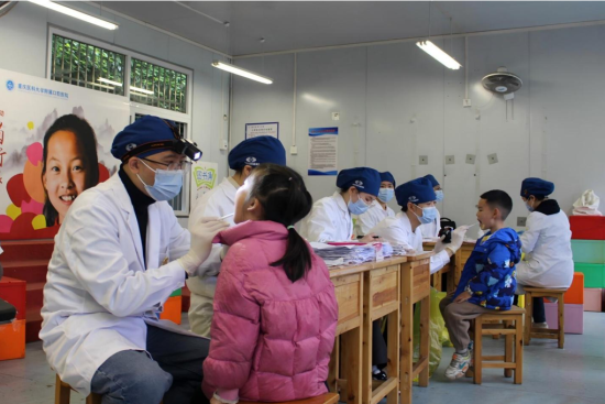 图为医疗队提供医疗服务。 重医口腔供图 图为医疗队提供医疗服务。 重医口腔供图