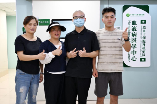 图为王棚宇一家。新桥医院 供图 图为王棚宇一家。新桥医院 供图