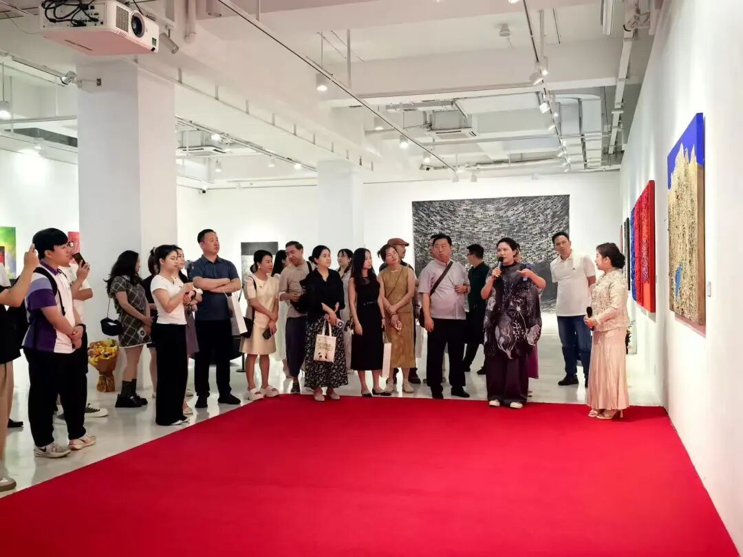 图为金贞淑向观众介绍其创作的作品。王琦美术博物馆供图 图为金贞淑向观众介绍其创作的作品。王琦美术博物馆供图