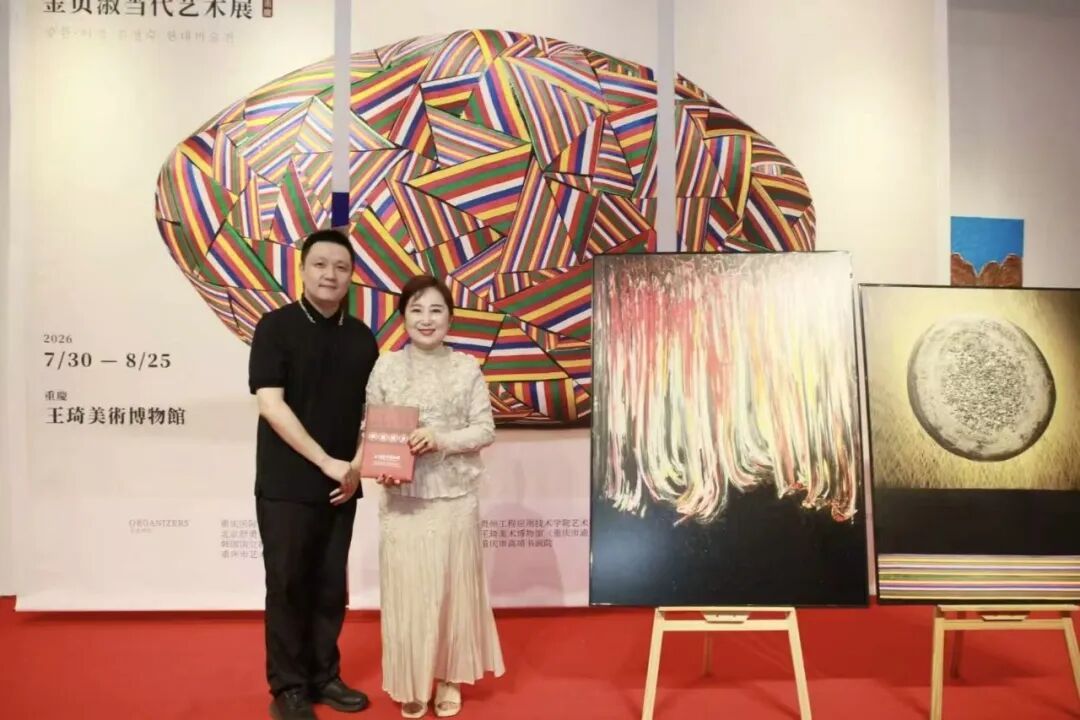 图为王琦美术博物馆馆长杨雷为金贞淑颁发收藏证书。王琦美术博物馆供图 图为王琦美术博物馆馆长杨雷为金贞淑颁发收藏证书。王琦美术博物馆供图