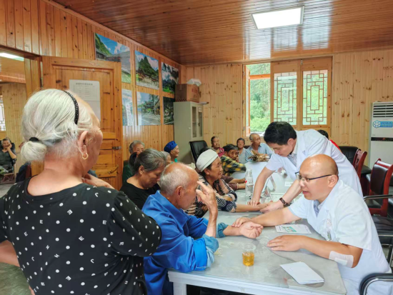 图为义诊现场。黔江区委统战部 供图 图为义诊现场。黔江区委统战部 供图