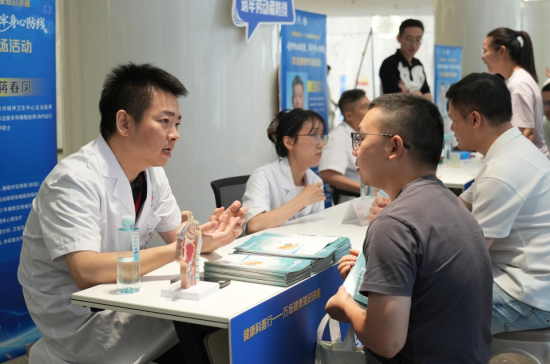 图为重庆市精神卫生中心睡眠医学中心党支部书记、副主任李松为车企员工义诊。主办方供图 图为重庆市精神卫生中心睡眠医学中心党支部书记、副主任李松为车企员工义诊。主办方供图