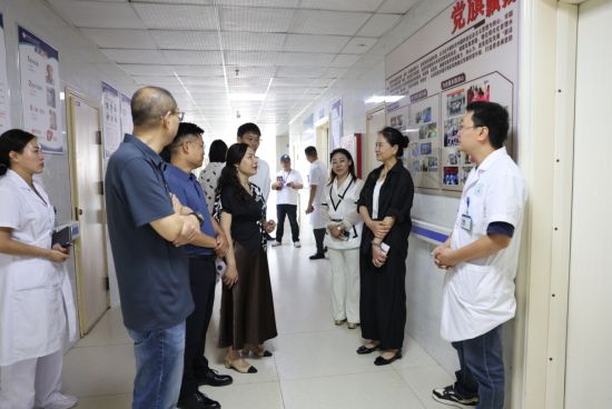 图为张昌红(右二)看望慰问常驻赫章的医疗帮扶干部。 农工党重庆市委会 供图 图为张昌红(右二)看望慰问常驻赫章的医疗帮扶干部。 农工党重庆市委会 供图