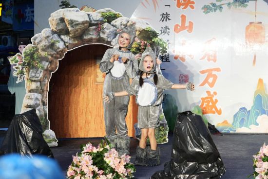 图为亲子诵读《两个天才》表演现场。 刘玉 摄 图为亲子诵读《两个天才》表演现场。 刘玉 摄