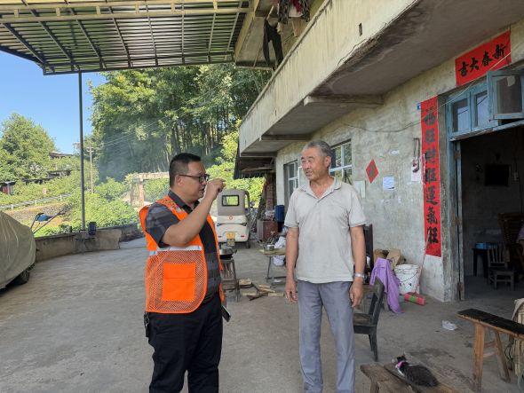 图为工作人员上门劝村民切勿私自进洞纳凉。刘亚兰 摄 图为工作人员上门劝村民切勿私自进洞纳凉。刘亚兰 摄