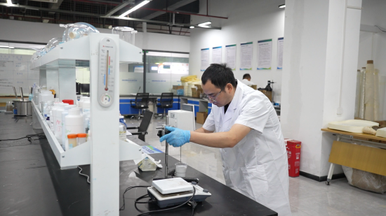 图为生物基新材料概念验证中心实验室。王淼 摄 图为生物基新材料概念验证中心实验室。王淼 摄