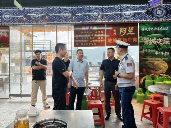 图为联合检查组对城区餐饮企业开展燃气安全专项检查。鲁作炳 摄 图为联合检查组对城区餐饮企业开展燃气安全专项检查。鲁作炳 摄