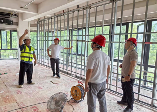 图为工作人员走进施工现场查看情况。武隆区住建委员会 供图 图为工作人员走进施工现场查看情况。武隆区住建委员会 供图