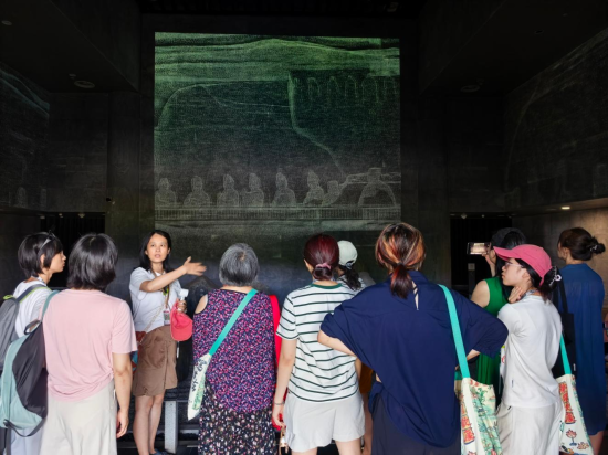 图为中加青少年参观大足石刻博物馆。沃欣瑶 摄 图为中加青少年参观大足石刻博物馆。沃欣瑶 摄