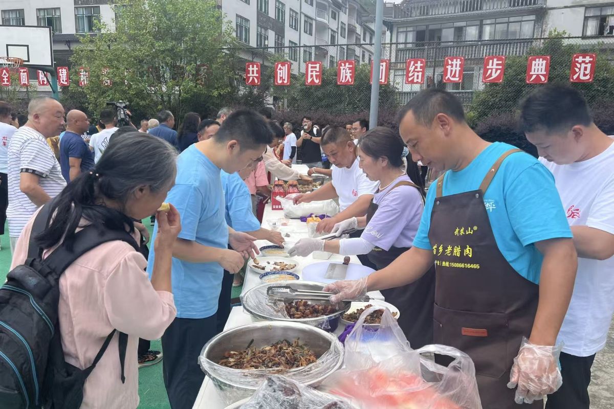 图为后坪乡农特产品展示展销现场。肖江川 摄 图为后坪乡农特产品展示展销现场。肖江川 摄