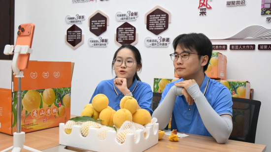 图为工商管理学院实践团学子开展“云端直播+品牌推介”助农服务。重庆三峡科技大学工商管理学院 供图 图为工商管理学院实践团学子开展“云端直播+品牌推介”助农服务。重庆三峡科技大学工商管理学院 供图
