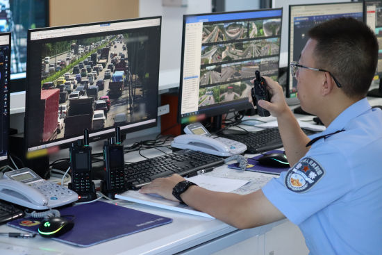 图为罗洲杰在开展道路交通指挥调度。重庆交警供图 图为罗洲杰在开展道路交通指挥调度。重庆交警供图