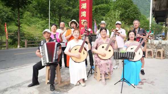 图为参与义务演出的游客合影。城口县委宣传部 供图 图为参与义务演出的游客合影。城口县委宣传部 供图