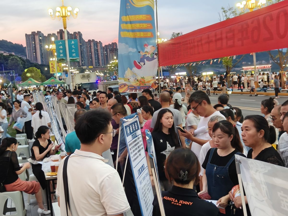 图为招聘会现场。周应 摄 图为招聘会现场。周应 摄