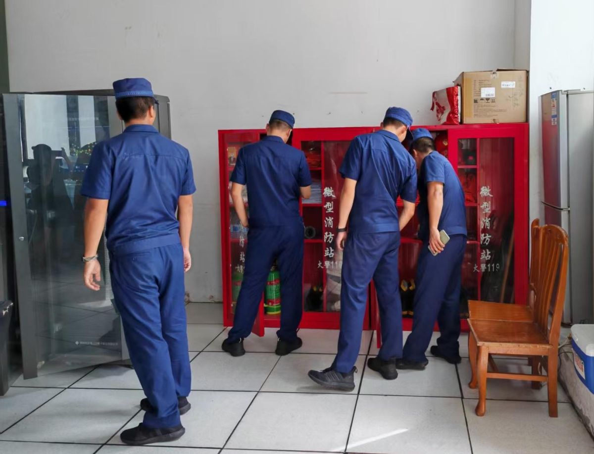 图为消防人员检查医院微型消防站的消防设施。忠县拔山中心卫生院供图 图为消防人员检查医院微型消防站的消防设施。忠县拔山中心卫生院供图