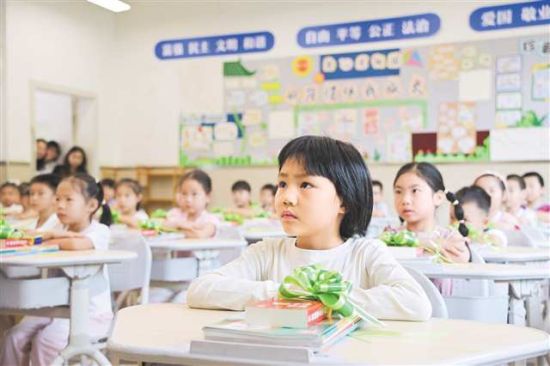 8月30日,南岸区香溪小学,同学们在教室内上新学期“第一课”。记者 谢智强 摄/视觉重庆 8月30日,南岸区香溪小学,同学们在教室内上新学期“第一课”。记者 谢智强 摄/视觉重庆