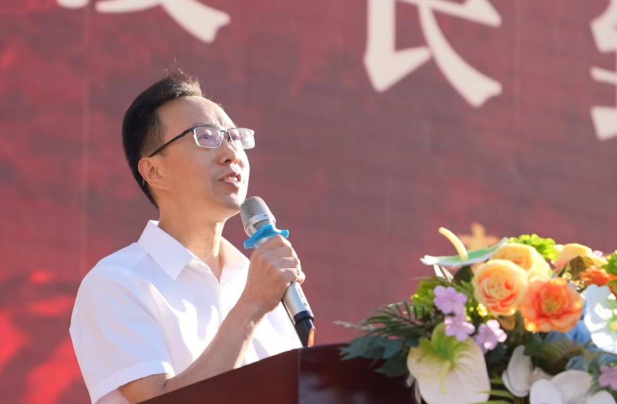 图为忠县㽏井中学校校长李勇致辞。忠县㽏井中学校 供图 图为忠县㽏井中学校校长李勇致辞。忠县㽏井中学校 供图