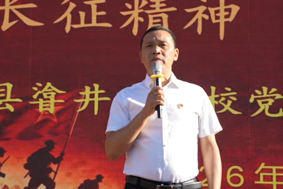 图为忠县㽏井中学校党总支书记李自力讲授思政第一课。忠县㽏井中学校供图 图为忠县㽏井中学校党总支书记李自力讲授思政第一课。忠县㽏井中学校供图