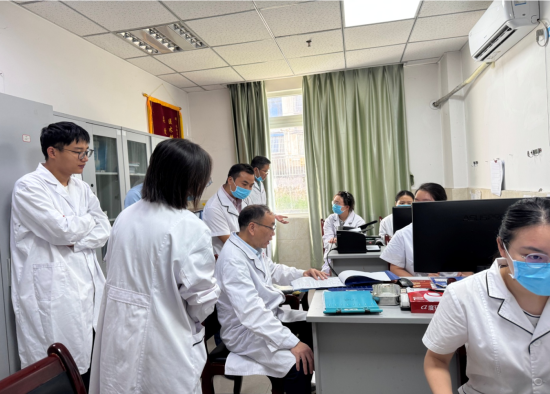 图为长寿区人民医院医疗专家与云台镇卫生院医务人员现场交流。长寿区委统战部 供图 图为长寿区人民医院医疗专家与云台镇卫生院医务人员现场交流。长寿区委统战部 供图