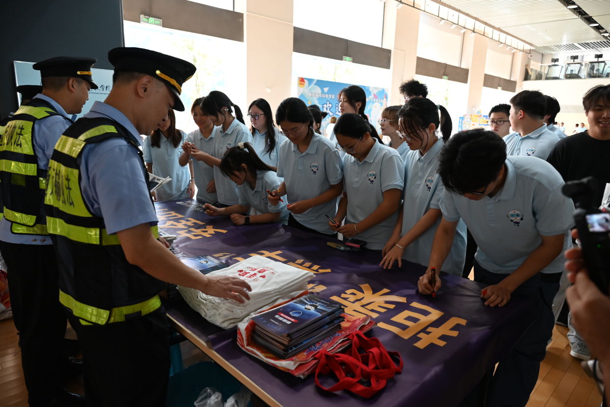 图为学生在拒cheng'zuo 图为学生在拒cheng'zuo